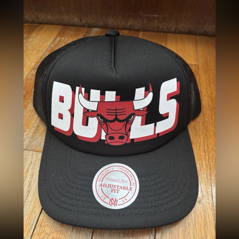 Mens MITCHELL & NESS NBA BILLBOARD TRUCKER SNAPBACK BULLS Black Red